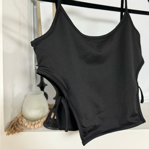 Side Cutout Tank Top - Picture 4 of 6